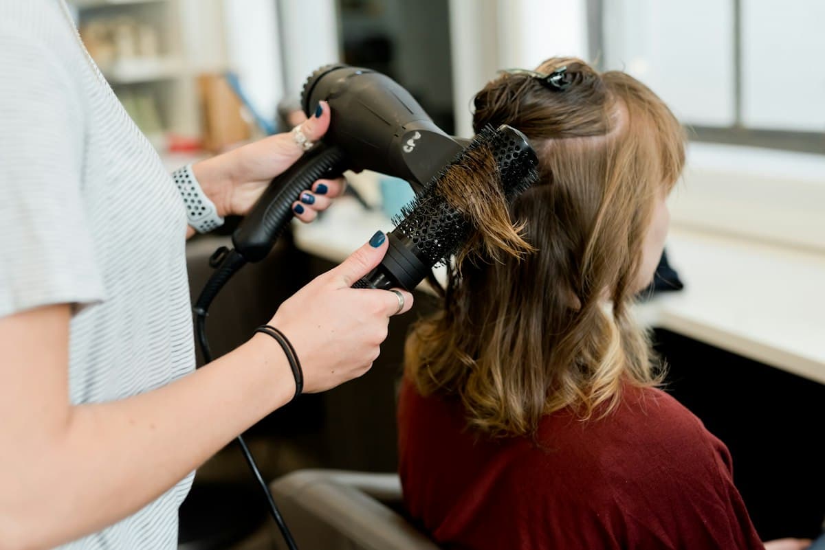 Brushing au sèche-cheveux et à la brosse ronde