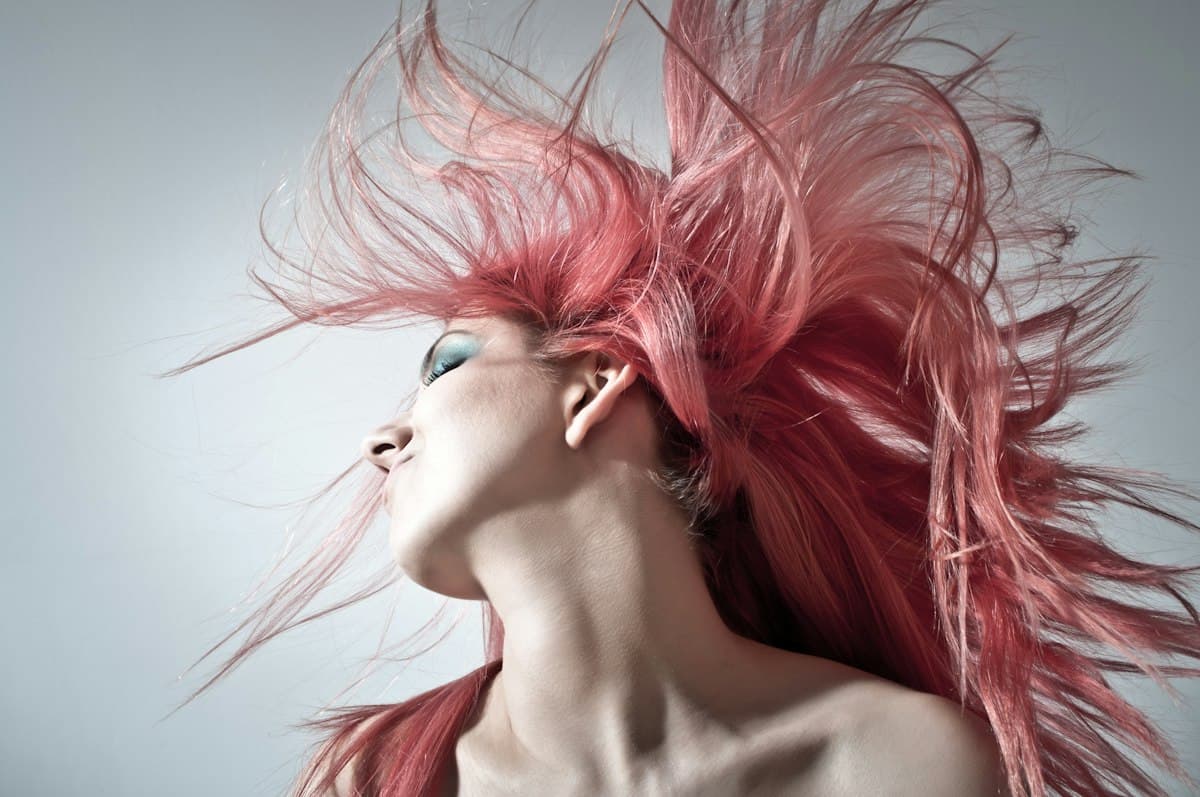 Femme aux longs cheveux ondulés